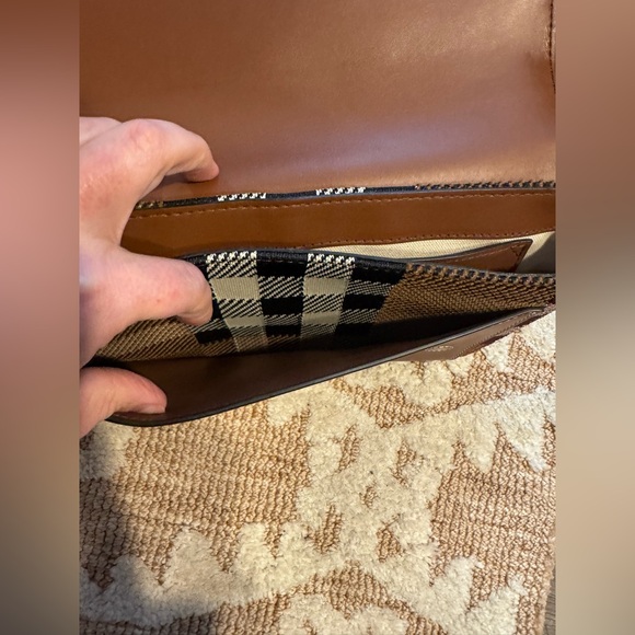 Great condition preloved burberry crossbody bag - Picture 5 of 12